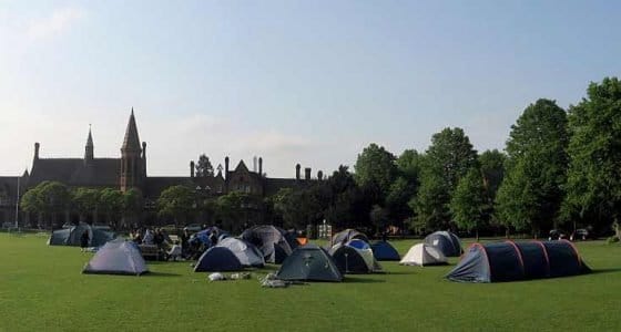 acampando-en-el-jardin-de-la-escuela