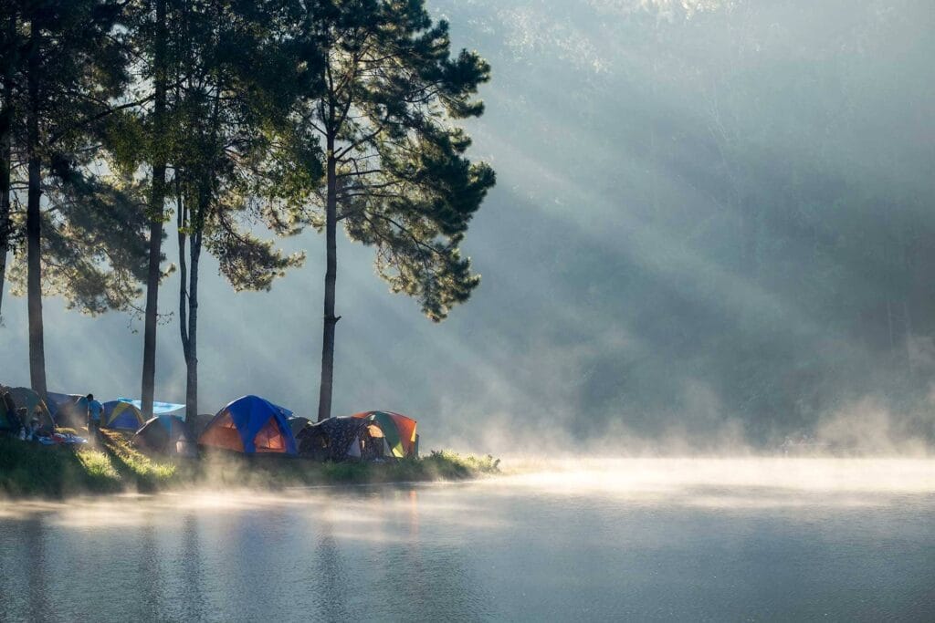 camping cerca de una toma de agua