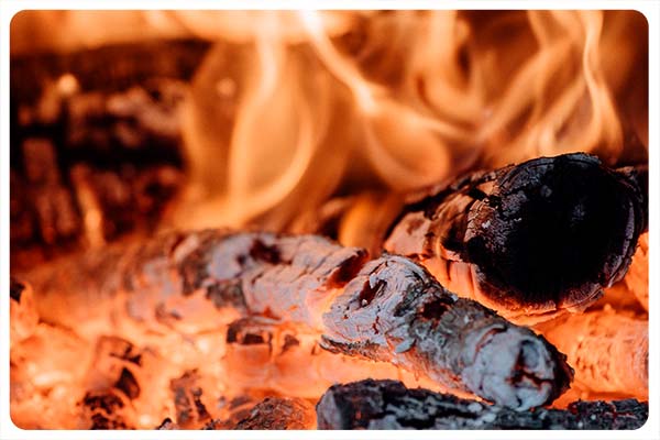 la leña en la fogata akampando